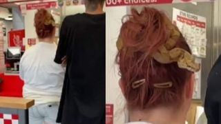 O tânără și-a prins părul cu un șarpe. Imagini nemaivăzute dintr-un fast-food