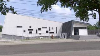 VIDEO - Autoritățile dintr-o comună din județul Timiș au cheltuit un milion de lei pentru un cămin cultural, deși oamenii nu au canalizare