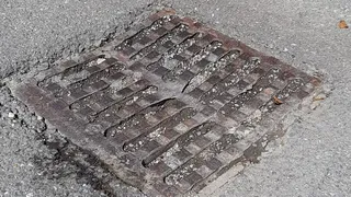 VIDEO - Localnicii din Bușteni spun că sunt inundați la fiecare ploaie din cauză că gurile de canalizare au fost astupate cu nisip și pietriș