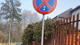 Diferența dintre oprirea și staționarea mașinii