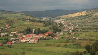 Primarul unei comune &icirc;i amenință cu demolarea locuințelor pe cei care nu respectă programul de muncă