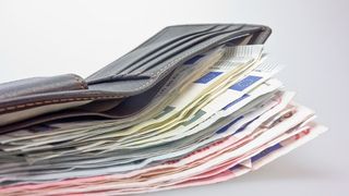 Curs valutar azi, 26 august 2022. Ce se &icirc;nt&acirc;mplă cu euro la casele de schimb?