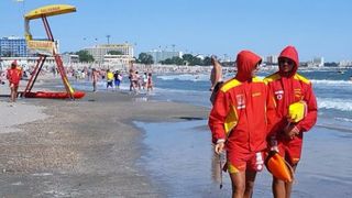 VIDEO | Tragedie în Neptun. Un bărbat s-a înecat, alți doi turiști au fost salvați la limită