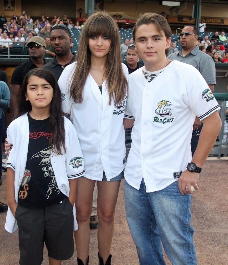 Michael Jackson ar fi implinit 64 de ani. Ce mai fac copiii „Regelui Muzicii Pop”