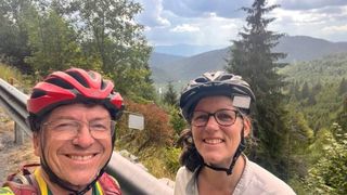 VIDEO - Doi canadieni au intrat în panică atunci când au primit mesajul RO-Alert. Credeau că România a fost invadată de ruși