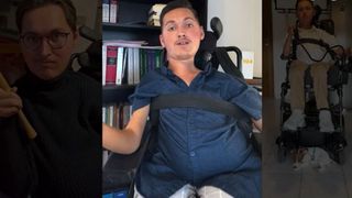 El este Emanuel, românul care a impresionat Italia. Tânărul, imobilizat într-un scaun cu rotile, face senzație pe TikTok