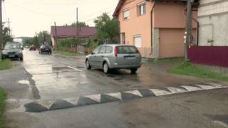 VIDEO | Isprava lui Dorel de Maramureș! A montat separatoare pe un drum plin de crăpături, pe care oricum șoferii nu puteau circula cu viteză: „Și-așa e rău drumul. Și-au mai pus și din astea!”