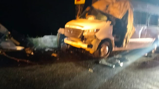 Un microbuz, un TIR și trei autoturisme s-au ciocnit pe Valea Oltului