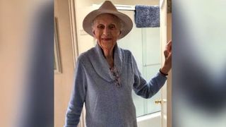 O bătrână a decedat după ce angajații azilului au încurcat sucul cu lichidul de spălat vase