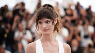 Moartea actriței Charlbi Dean, învăluită în mister. Modelul sud-african avea doar 32 de ani