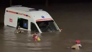 Mașini luate de ape la Chișinău. Apa a ajuns până la parbriz