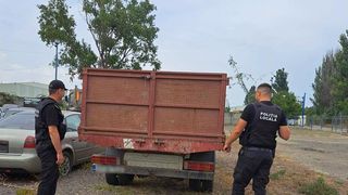 Polițiștii din Constanța au confiscat o autoutilitară care transporta deşeuri de la biserica distrusă în incendiu
