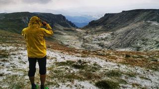 Vârful munților este acoperit de zăpadă. Sfatul meteorologilor: "Lăsați șlapii acasă"