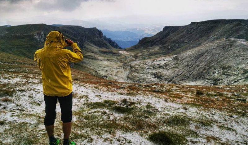 Vârful munților este acoperit de zăpadă. Sfatul meteorologilor: "Lăsați șlapii acasă"