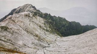 Vârful munților este acoperit de zăpadă. Sfatul meteorologilor: "Lăsați șlapii acasă"