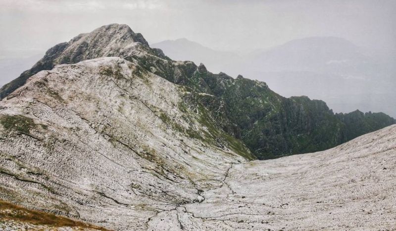 Vârful munților este acoperit de zăpadă. Sfatul meteorologilor: "Lăsați șlapii acasă"