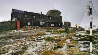 Vârful munților este acoperit de zăpadă. Sfatul meteorologilor: "Lăsați șlapii acasă"