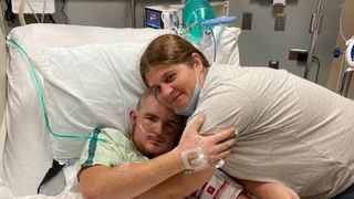 Revenire șocantă: Un tânăr din SUA s-a trezit din comă după ce a fost înțepat de albine de 20.000 de ori