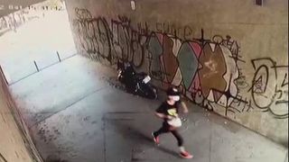 O femeie a fost tâlhărită în scara unui bloc. Poliția Capitalei a publicat prima imagine cu suspectul