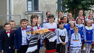 În Bilca, copiii prețuiesc tradiția, dar își doresc o școală modernizată