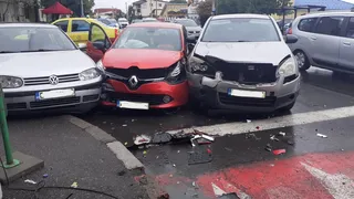 Trei autoturisme au fost implicate într-un accident, la ieșirea dintr-o parcare