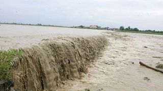 Furtuni în țară. Un drum s-a surpat, iar un parc a fost înghițit de ape