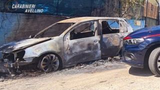 Gest extrem din gelozie în Italia. O românca a incendiat mașina iubitului pentru că bărbatul s-a întors la fosta soție 