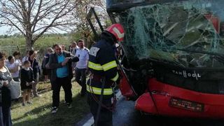 Un autocar cu 52 de persoane a fost implicat &icirc;ntr-un accident rutier