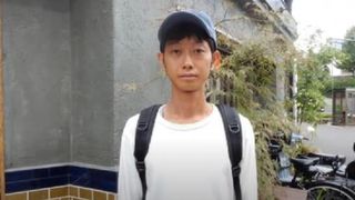 El este omul plătit să nu facă nimic. Are un succes fantastic