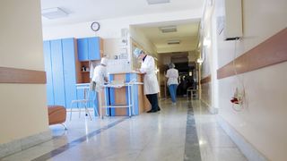 O asistentă de la Secția de Pediatrie a Spitalului Județean din Focșani a fost concediată după ce a înjurat părinții unui copil