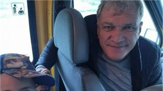 Primarul unei localități din România, șofer pe microbuzul elevilor în timpul liber