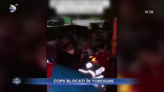 Copii blocați în tobogan