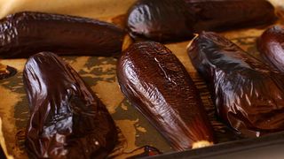 Cum poţi să coci vinete la cuptor. Greşeala pe care trebuie să o eviţi