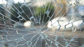 Accident cu final tragic &icirc;n Galați: O femeie a murit, după ce mașina &icirc;n care se afla a intrat &icirc;ntr-un TIR