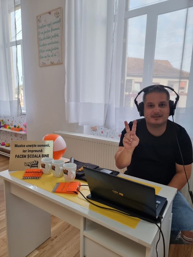 Matinalii Radio Impuls, în mijlocul copiilor din Săcădate, în prima zi de şcoală