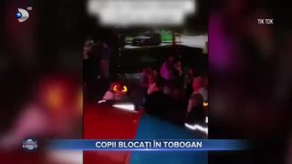Copii blocați în tobogan