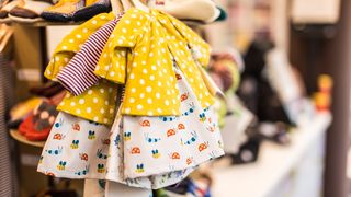 Cum alegem haine bebeluși potrivite și de calitate pentru cei mici