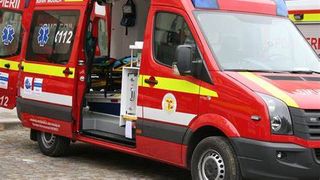 O fetiță de trei ani a fost lovită de o mașină pe trotuar