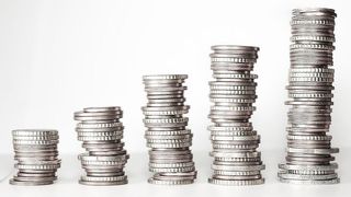 VIDEO - Un rom&acirc;n trebuie să muncească 21 de zile pentru a &icirc;și permite să plătească facturile, conform unui studiu