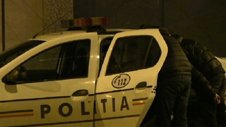 O femeie de 81 de ani a fost atacată și tâlhărită în fața blocului