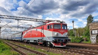 Un bărbat a ajuns la spital, după ce o mașină a fost lovită de tren, la Rotbav