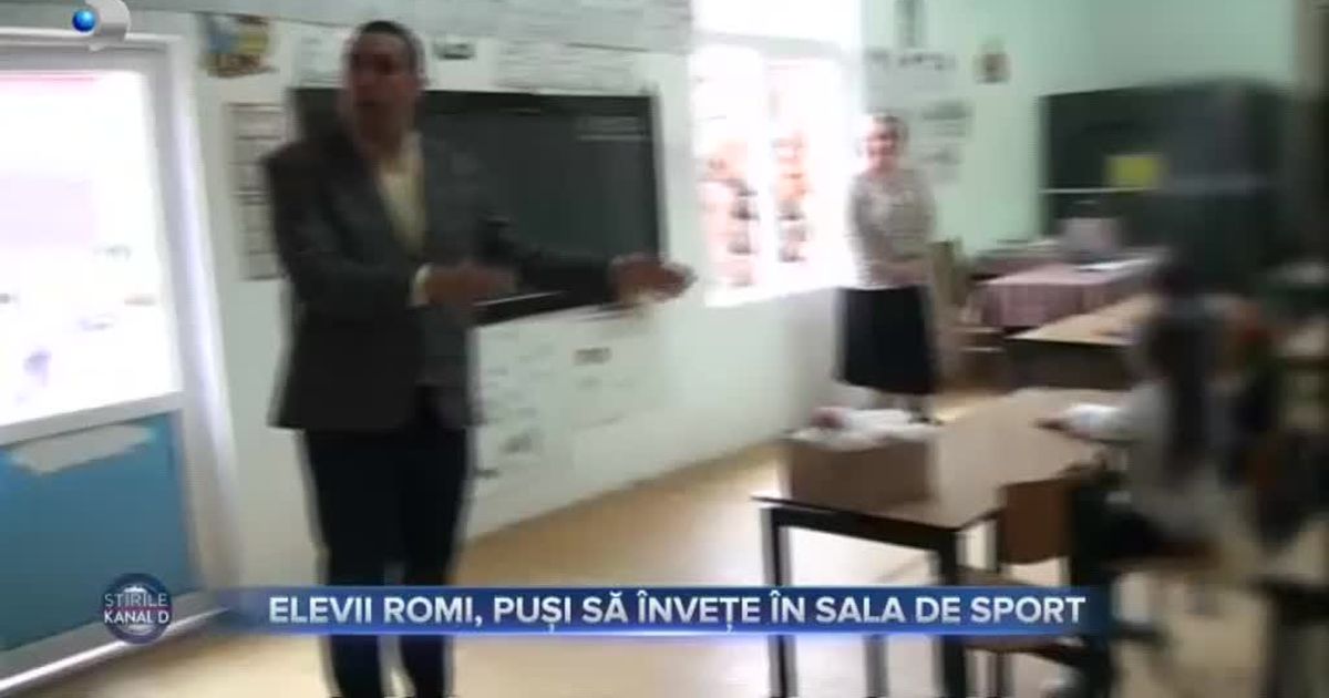 Elevii rromi, puși să învețe în sala de sport - Stirile Kanal D