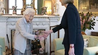 VIDEO | Ultimele imagini cu Regina Elisabeta a II-a în viață. Deținătoarea Coroanei Marii Britanii s-a stins din viață la 96 de ani