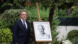 "Regina Elisabeta cunoștea profund România", spune ambasadorul Marii Britanii la București