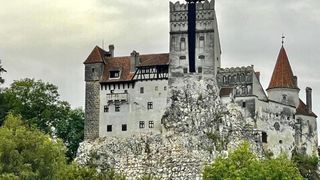 Castelul Bran, în doliu. Steagul negru a fost ridicat după moartea reginei Elisabeta a II-a