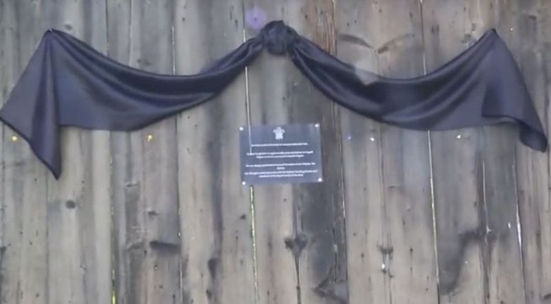 Casa din România a Regelui Charles al III-lea de la Viscri, are la poartă mesaj de doliu