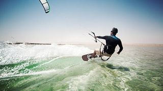 Operațiune de salvare în Vama Veche. Un bărbat care făcea kitesurfing s-a prins în plasele de pescuit