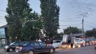Accident rutier, în Capitală. Un autoturism a rămas suspendat