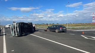 Accident în care au fost implicate un autoturism şi un microbuz. A fost activat Planul Roșu de intervenție