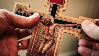 Înălțarea Sfintei Cruci 2022: Rugăciunea pe care trebuie să o rostești pentru a avea noroc